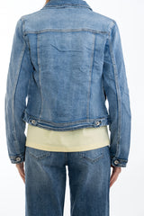 modella indossando Giacchetto in jeans elasticizzato lavaggio medio con tasche e bottoni metallici colore