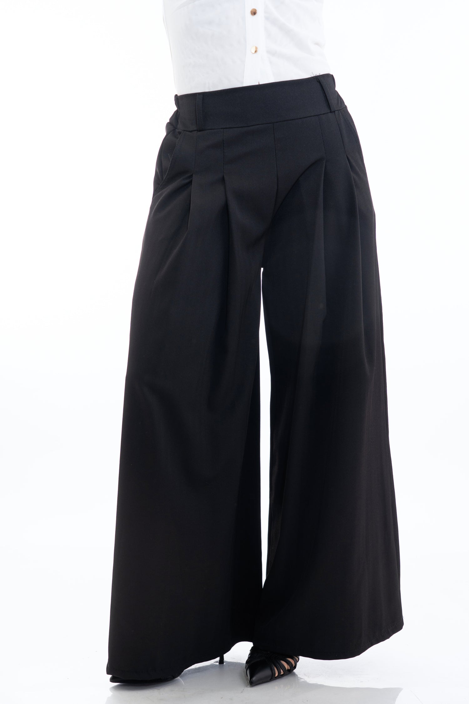 modella indossando Pantagonna ampia in tessuto spinato tono su tono con baschina alta e fascia elastica colore Nero Unica