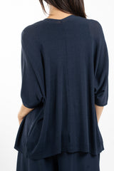 modella indossando Cardigan leggero in maglia con manica pipistrello e linea morbida colore