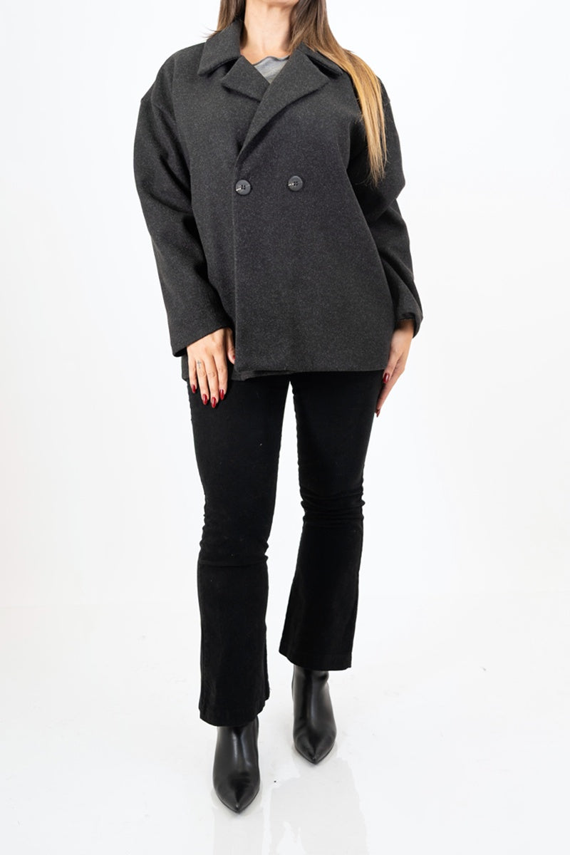 modella indossando Cappotto corto doppiopetto in panno morbido colore