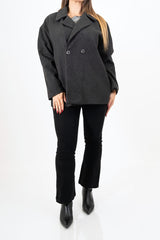 modella indossando Cappotto corto doppiopetto in panno morbido colore