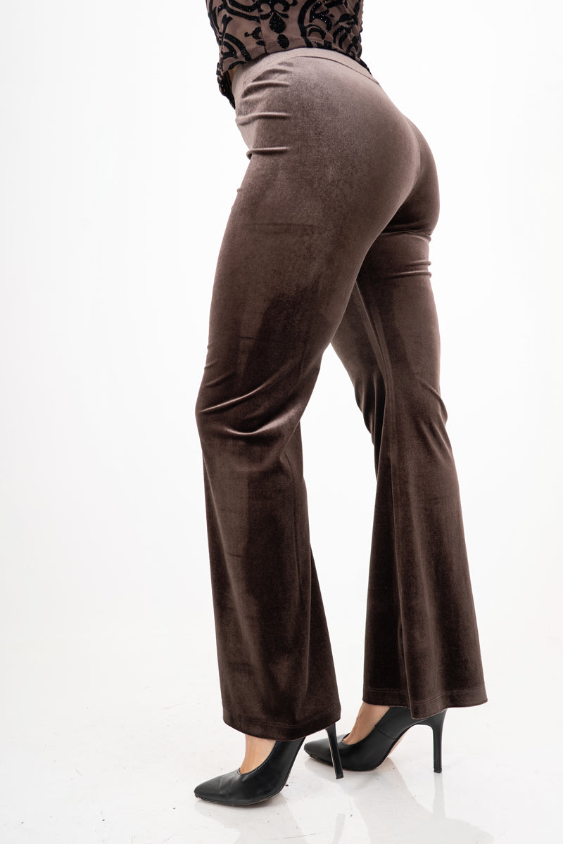 modella indossando Pantalone a zampa in velluto liscio elasticizzato colore