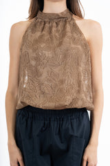 modella indossando Top in georgette jacquard con scollo all’americana e fiocco colore Camel Unica