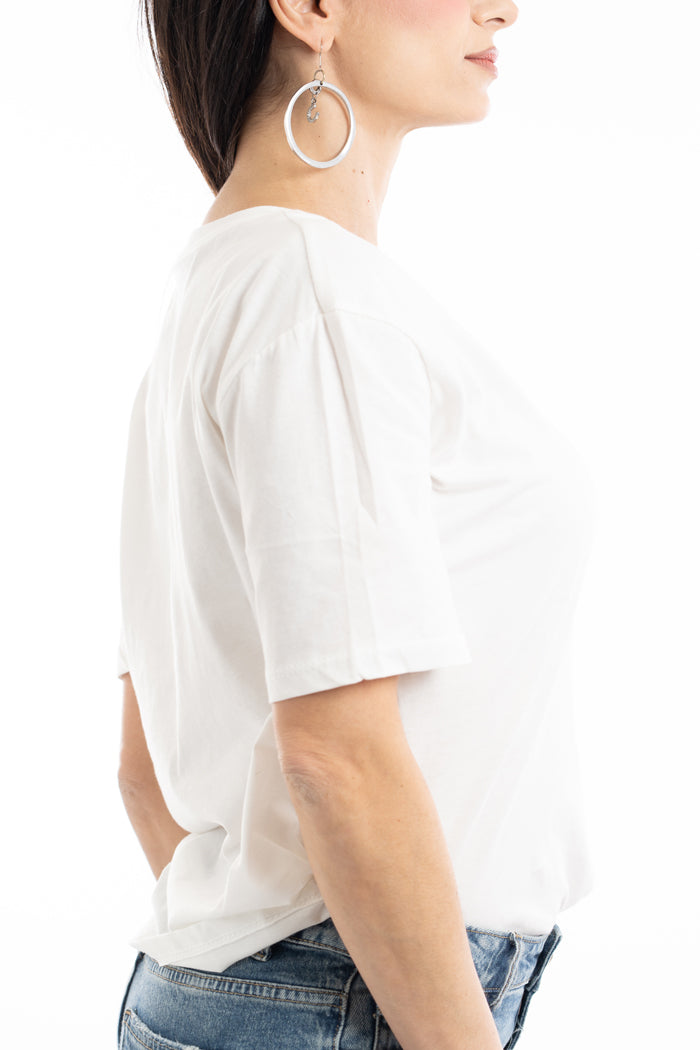 modella indossando T-shirt scritta “Anche secondo me ho ragione io” colore