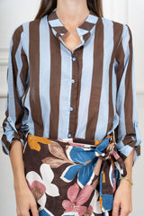 modella indossando Camicia Collo Coreana in Tencel a Righe Multicolor colore