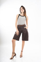modella indossando Bermuda morbido con tasche applicate in cotone elasticizzato e cintura colore