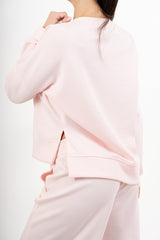 modella indossando Felpa girocollo in misto viscosa con spacchi laterali colore