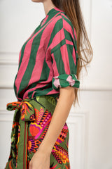 modella indossando Camicia in Cotone Leggero a Righe Bicolore Made in Italy colore