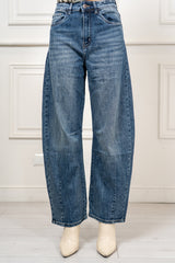 modella indossando Jeans Barrel Hudson colore