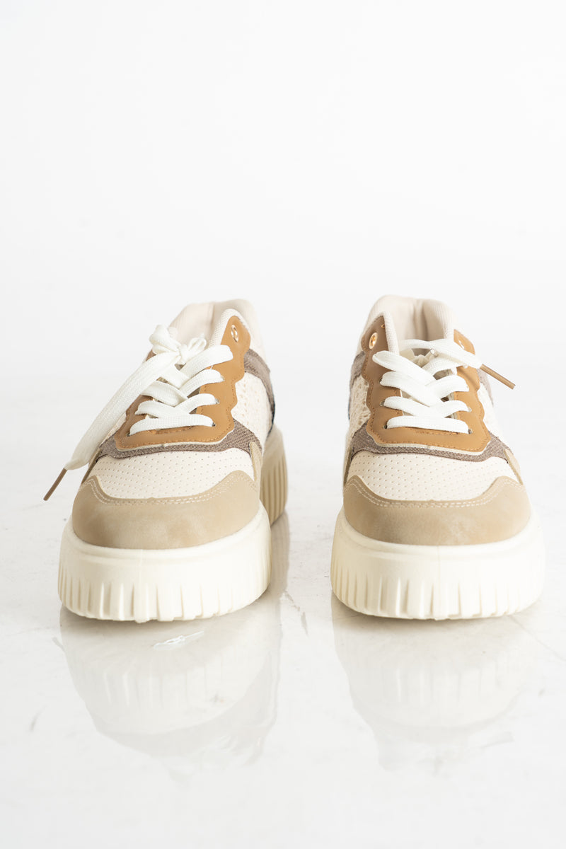 modella indossando Sneakers platform multicolor marrone con suola alta colore