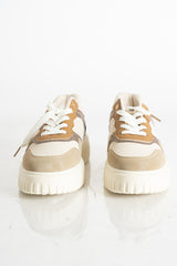 modella indossando Sneakers platform multicolor marrone con suola alta colore