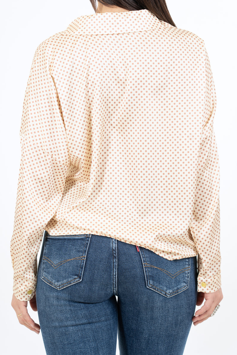 modella indossando Camicia in raso a pois con colletto classico e scollo a V colore