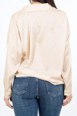 modella indossando Camicia in raso a pois con colletto classico e scollo a V colore