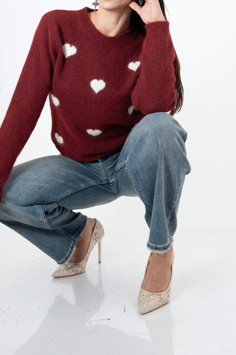 modella indossando Maglia morbida con cuori jacquard in filato mohair colore