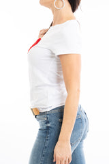 modella indossando T-shirt donna con cuore ricamato 3D e scritta “love you” colore