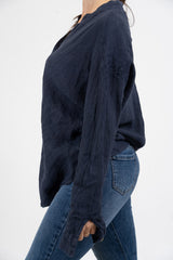 Camicia in lino con collo coreano e spalla scesa.
