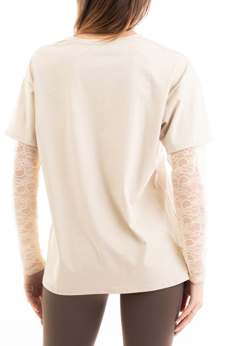 modella indossando Maglia over in cotone elasticizzato con manica lunga in pizzo colore