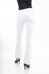 modella indossando Jeans flare a zampa in cotone bianco elasticizzato vita media colore