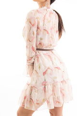 modella indossando Abito corto fiorato in georgette con vita elastica e balza colore