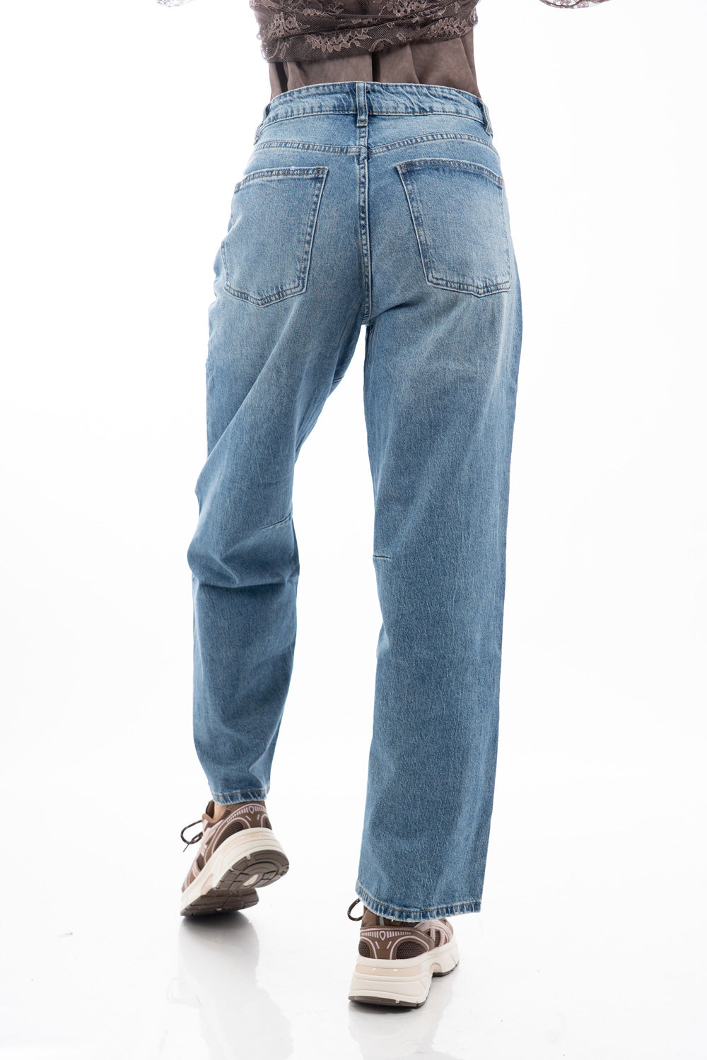 modella indossando Jeans slouchy in denim con gamba morbida e pinces al ginocchio colore