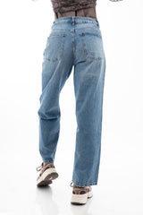modella indossando Jeans slouchy in denim con gamba morbida e pinces al ginocchio colore