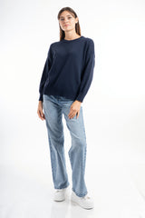 modella indossando Maglione primaverile girocollo in misto cotone colore