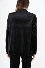 modella indossando Giacca in velluto liscio elasticizzato con bottone rivestito colore