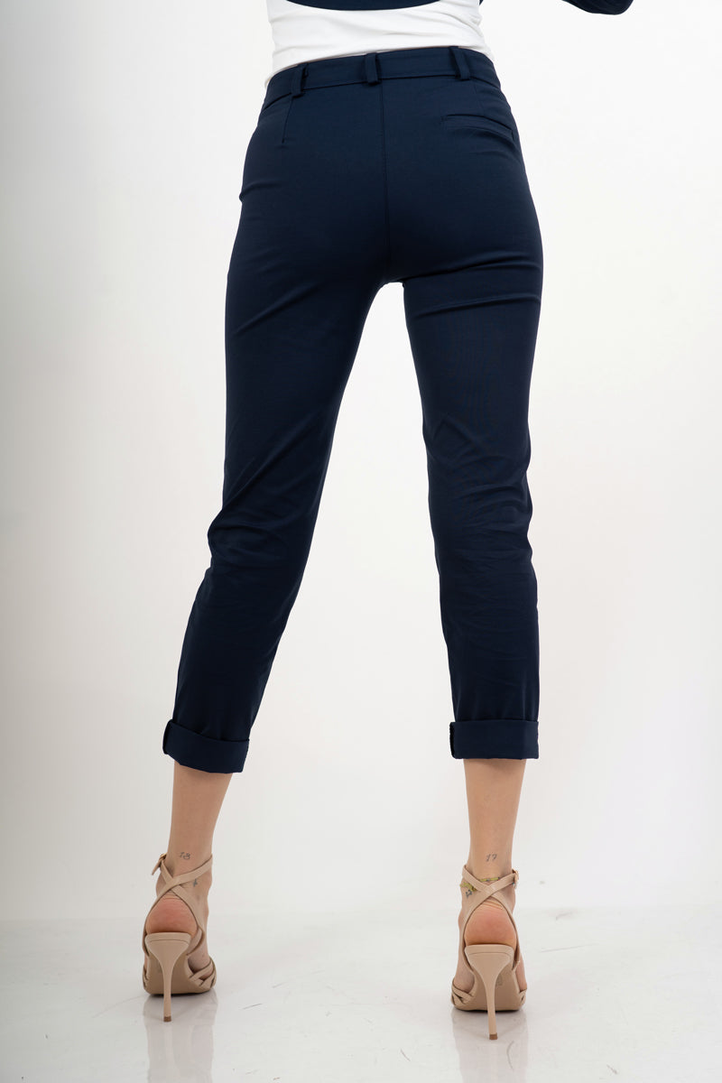 modella indossando Pantalone blu elasticizzato con risvolto in misto cotone colore