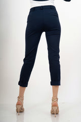 modella indossando Pantalone blu elasticizzato con risvolto in misto cotone colore