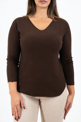 modella indossando Maglia SoftVibe in misto viscosa scollo a V colore Marrone Unica
