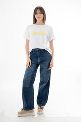 modella indossando T-shirt in cotone elasticizzato con scritta No Vabbè applicata in rilievo colore