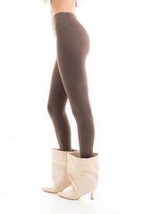 modella indossando Leggings cavallerizza a vita alta in maglina elasticizzata Tortora colore Tortora