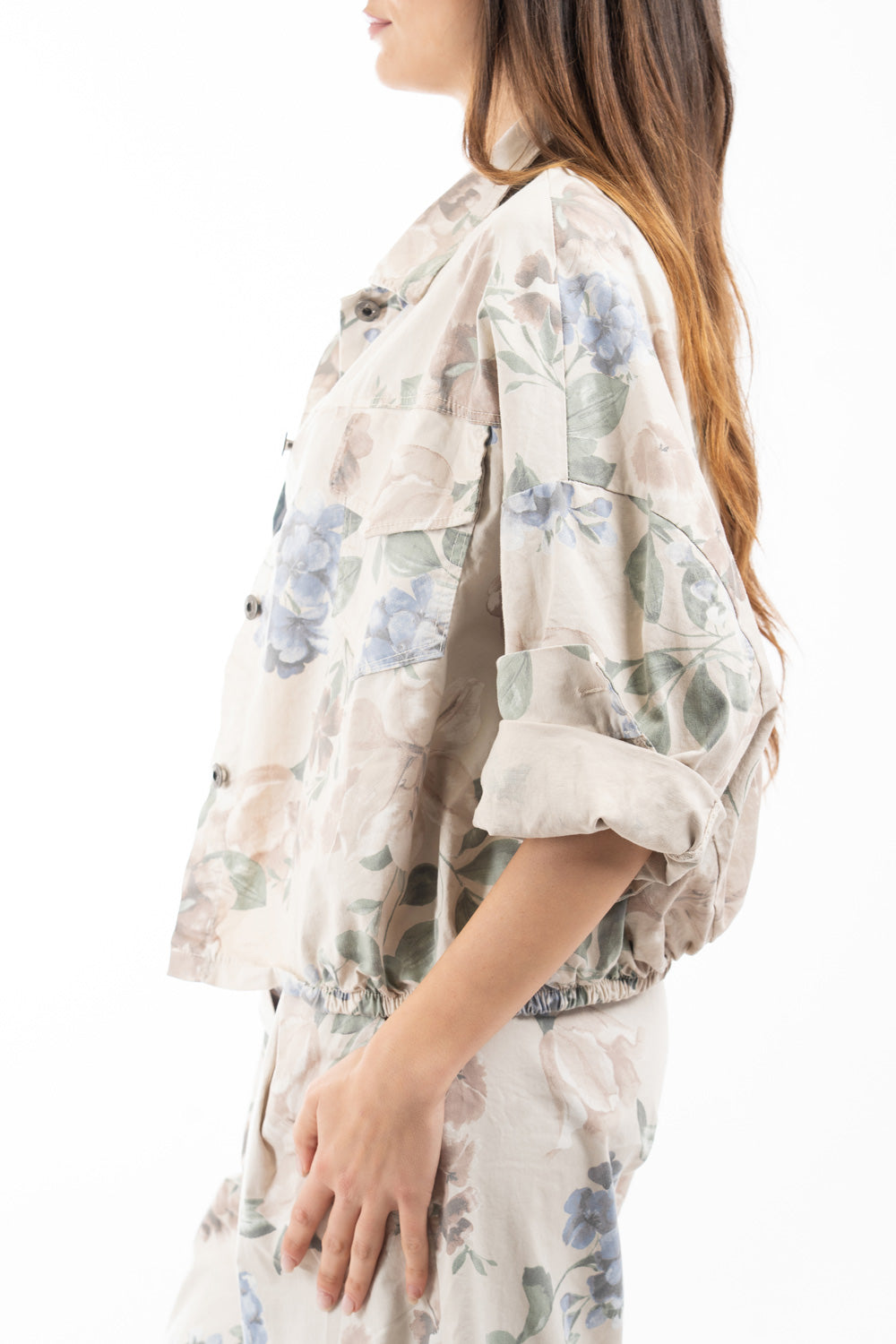 modella indossando Giubbino floreale in cotone elasticizzato con tasche e fondo elasticizzato colore