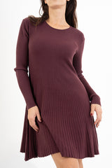 modella indossando Abito a coste in misto viscosa svasato colore