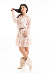 modella indossando Abito corto fiorato in georgette con vita elastica e balza colore