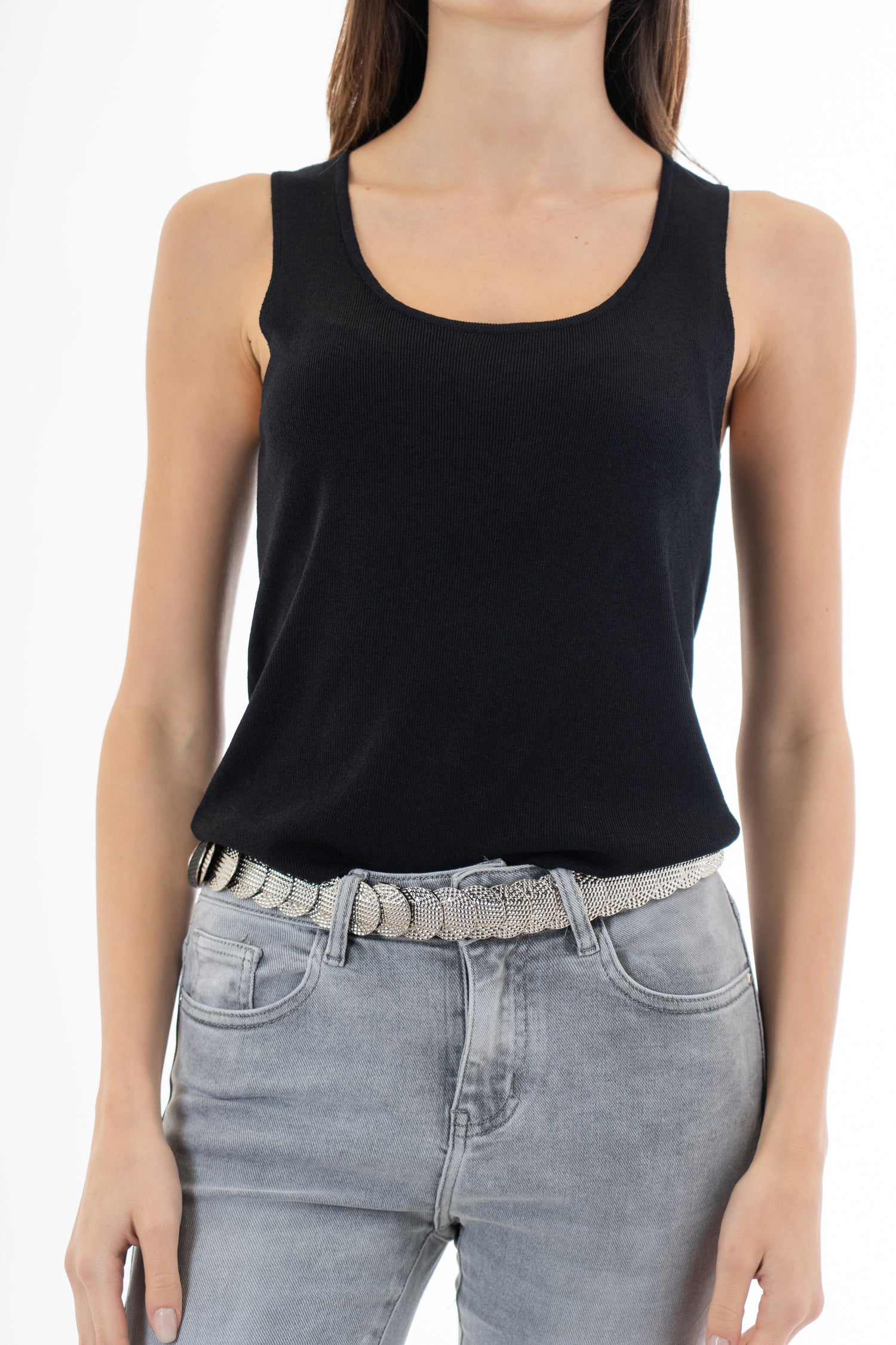 modella indossando Top canotta in filato microcostina di viscosa elasticizzata colore Nero Unica