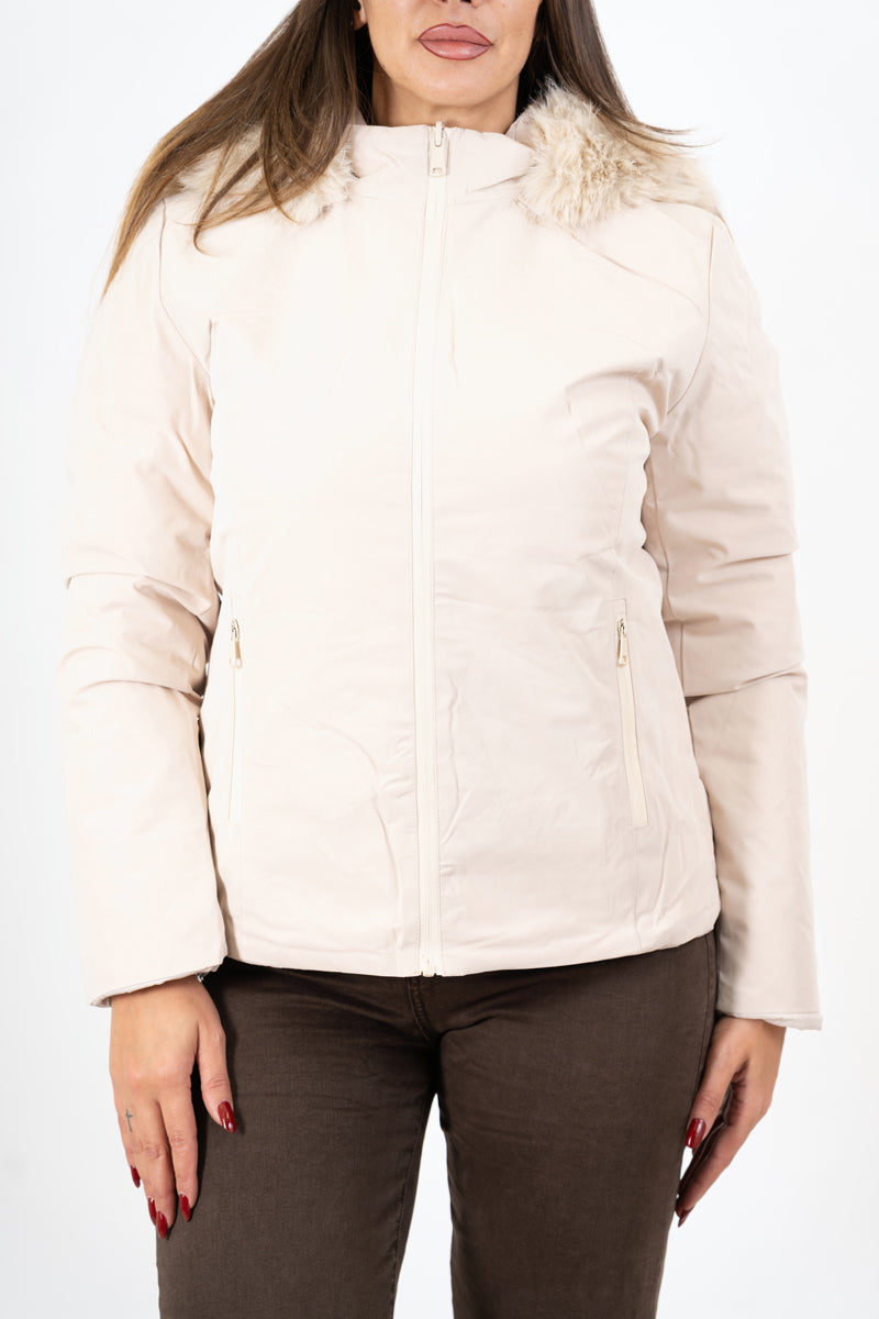 modella indossando Piumino beige double-face corto avvitato con cappuccio e pelliccia rimovibile colore
