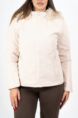 modella indossando Piumino beige double-face corto avvitato con cappuccio e pelliccia rimovibile colore
