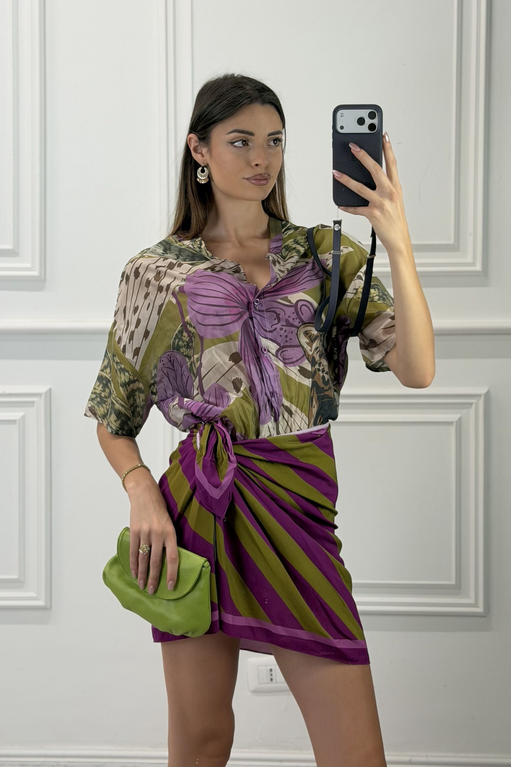 modella indossando Completo Savana colore Verde-Viola Unica