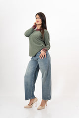 modella indossando Maglia SoftVibe in misto viscosa scollo a V colore