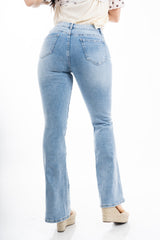 modella indossando Jeans flare a vita regolare in denim elasticizzato effetto slavato colore