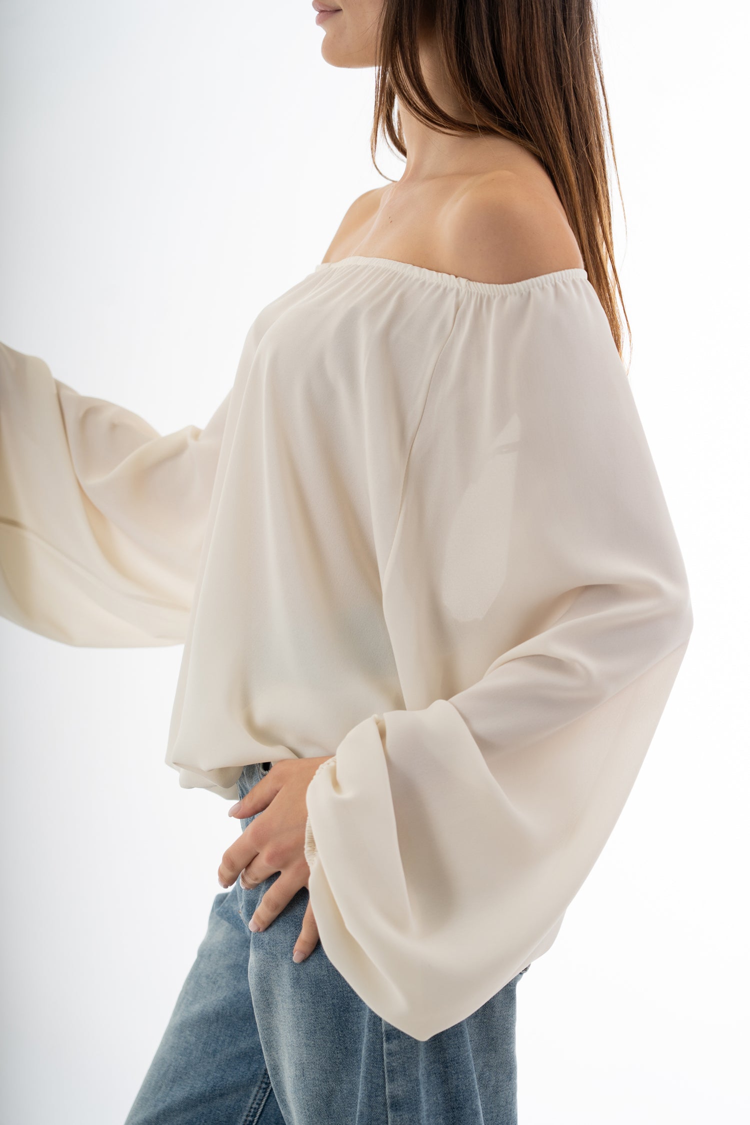 modella indossando Blusa in georgette velata con scollo elasticizzato e manica ampia sblusata colore