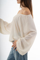 modella indossando Blusa in georgette velata con scollo elasticizzato e manica ampia sblusata colore