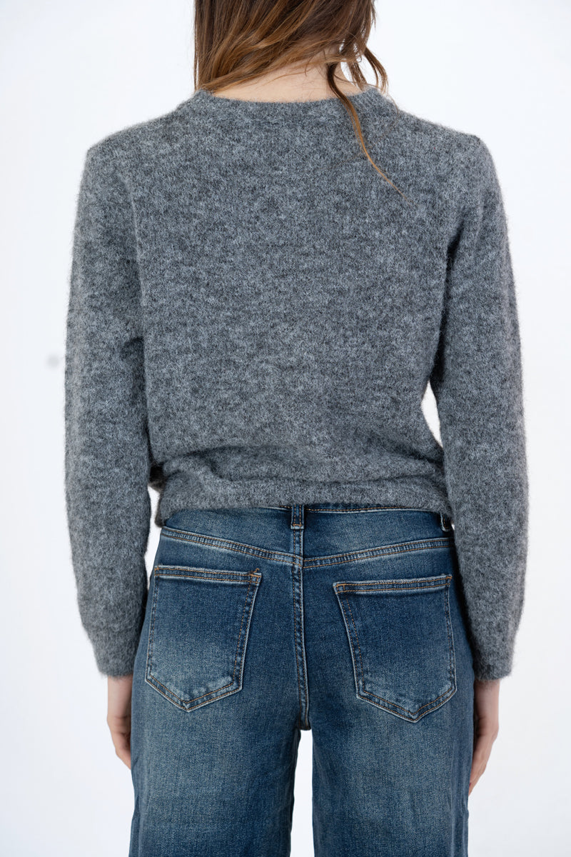 modella indossando Maglia morbida con cuori jacquard in filato mohair colore