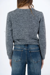 modella indossando Maglia morbida con cuori jacquard in filato mohair colore