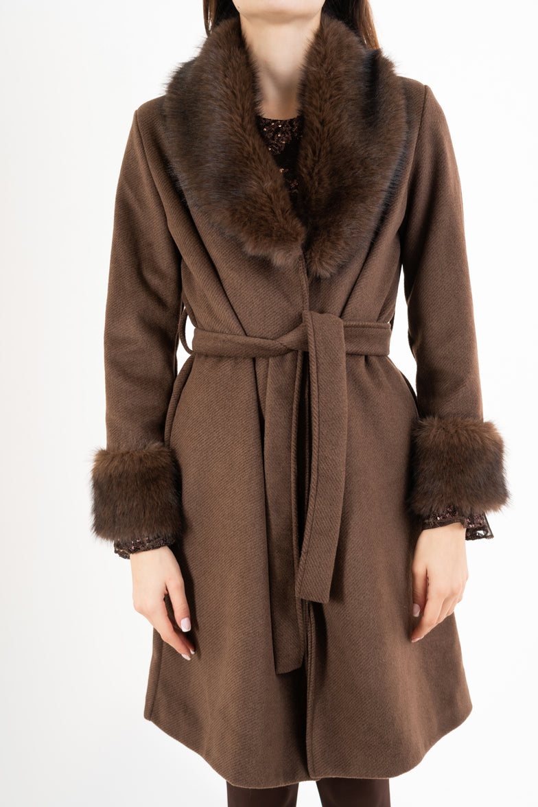 modella indossando Cappotto in panno rigato Marrone con collo in pelliccia colore