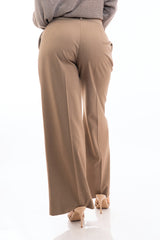 modella indossando Pantalone palazzo donna in tela fluida mélange fango con tasche a scomparsa colore