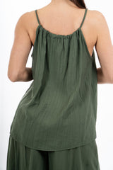 modella indossando Top EasyWave con scollo arricciato e coulisse con accessori colore
