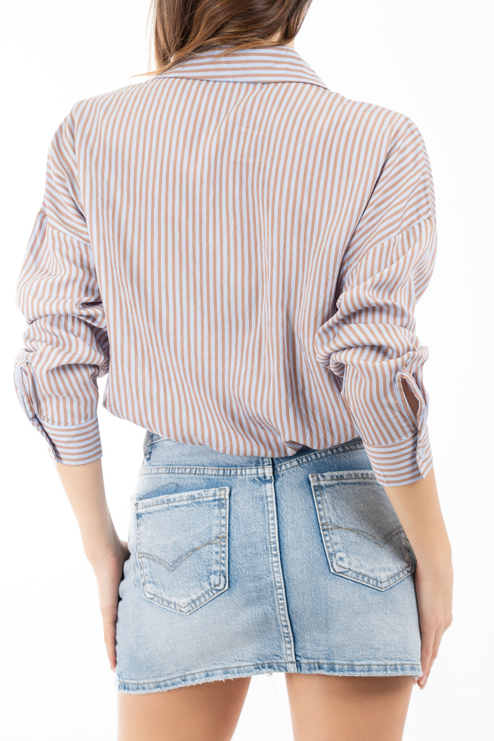 modella indossando Blusa rigata in viscosa con scollo incrociato e fondo elasticizzato colore