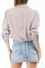 modella indossando Blusa rigata in viscosa con scollo incrociato e fondo elasticizzato colore